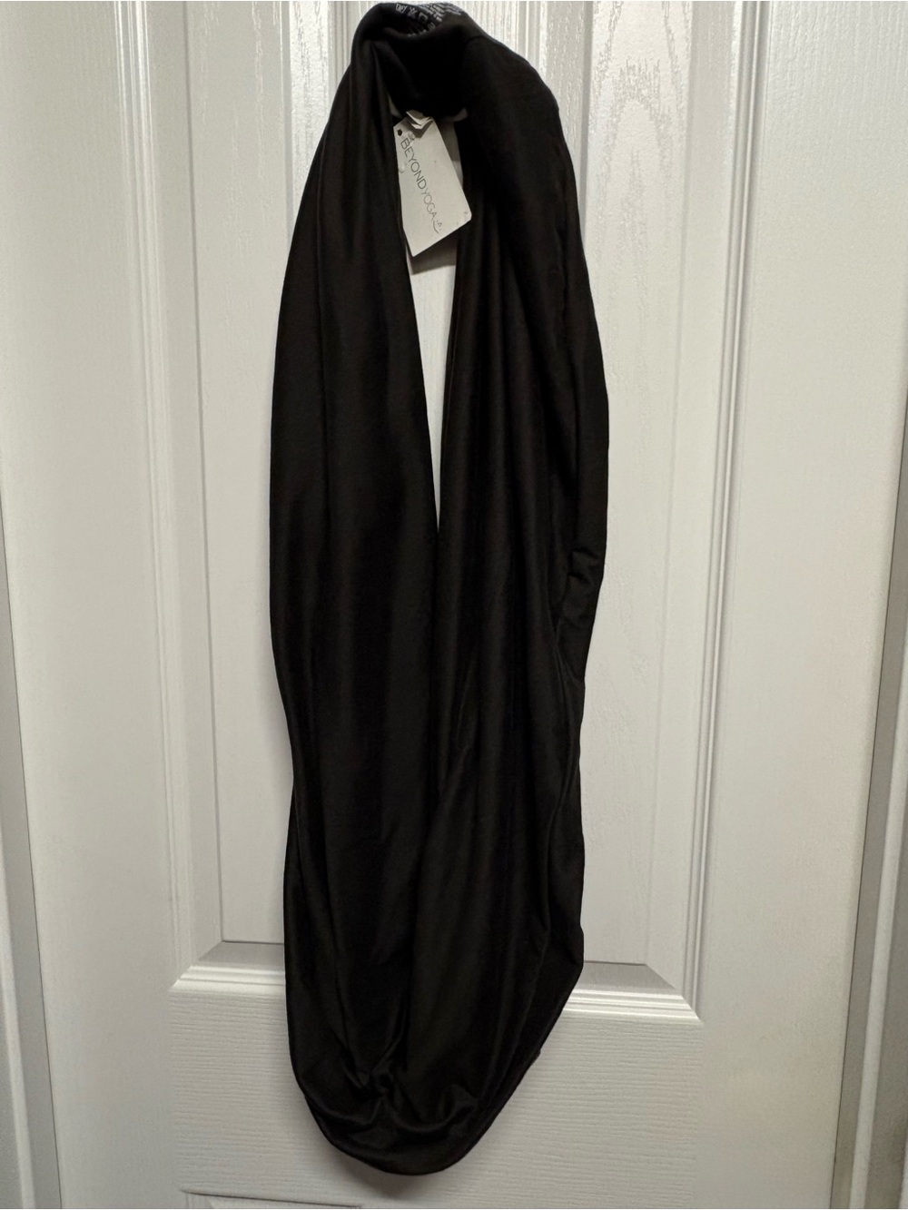 NWT Beyond Yoga Black Infinity Scarf with Hidden Zip Pocket - Picture 2 of 5